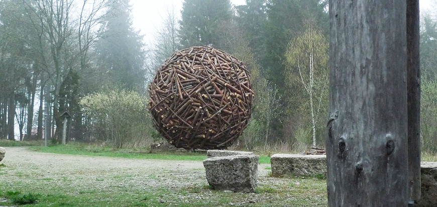 Der Holzmantel als Landmarke, der harmonisch in seine Umgebung eingepasst wirkt.